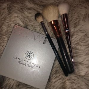 Anastasia Glow Kit ft. ABH highlight brush/ morphe